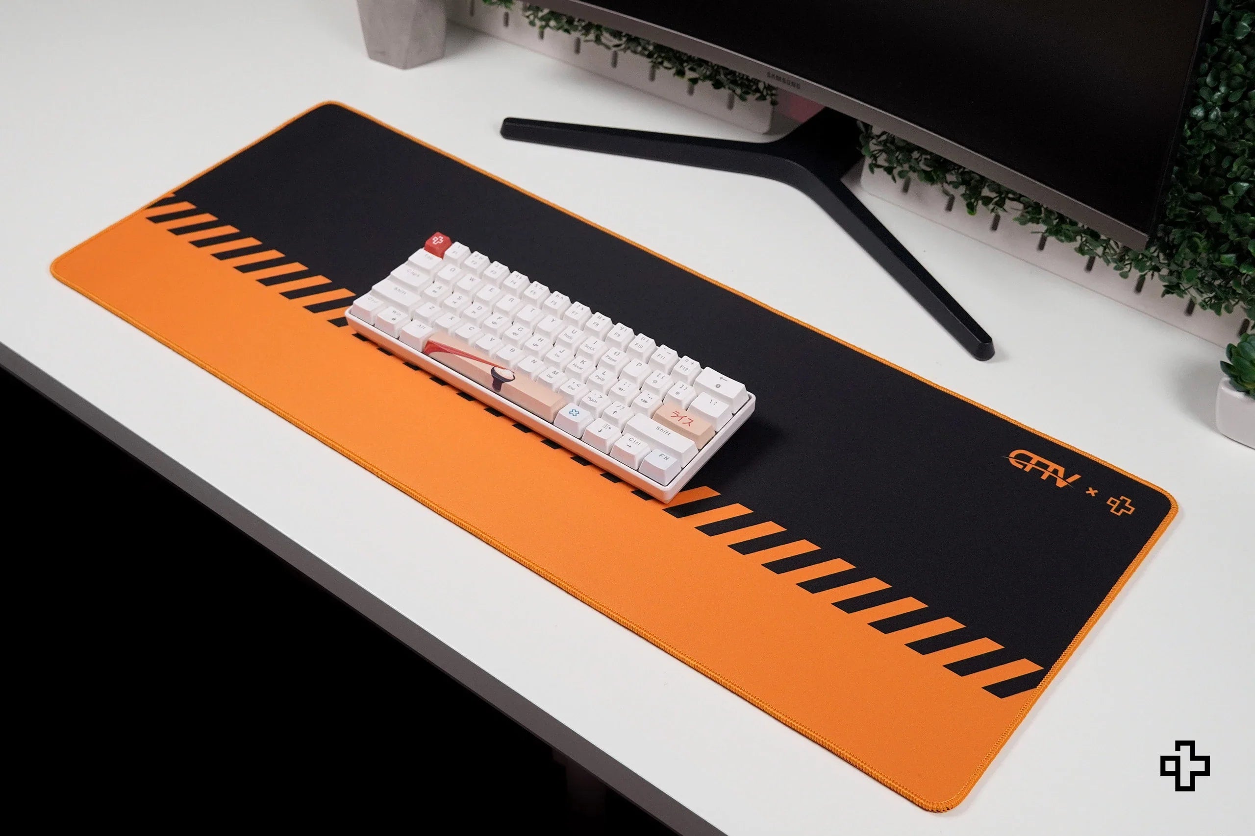 Deskmat / podkładka pod mysz QwertyKey x ClipFixTV 4 mm obszyte krawędzie
