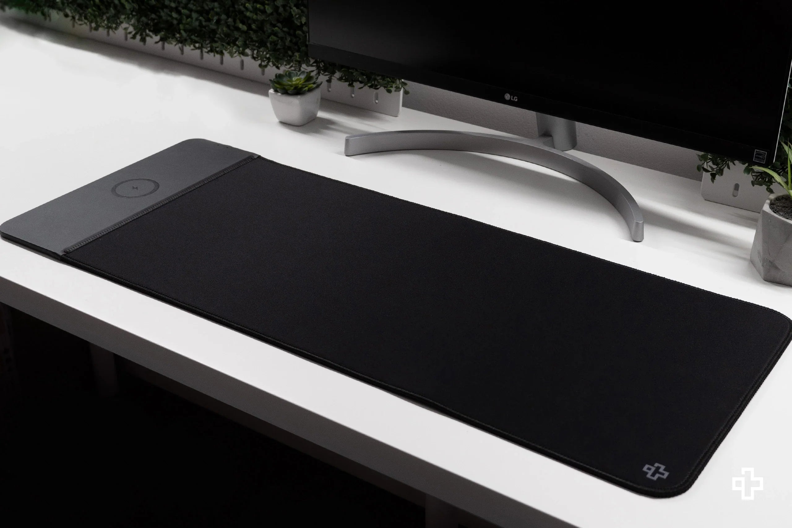 Deskmat / podkładka pod mysz z ładowaniem bezprzewodowym czarna