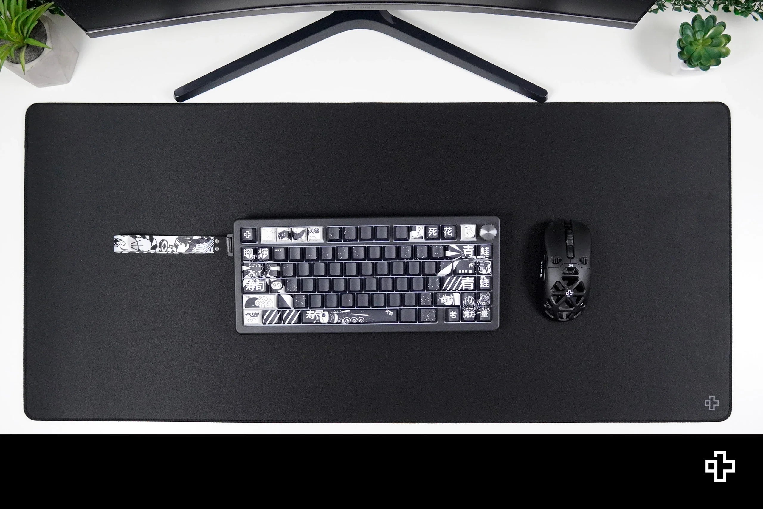 Deskmat / podkładka pod mysz QwertyKey czarna Classic prosta 4 mm obszyte krawędzie