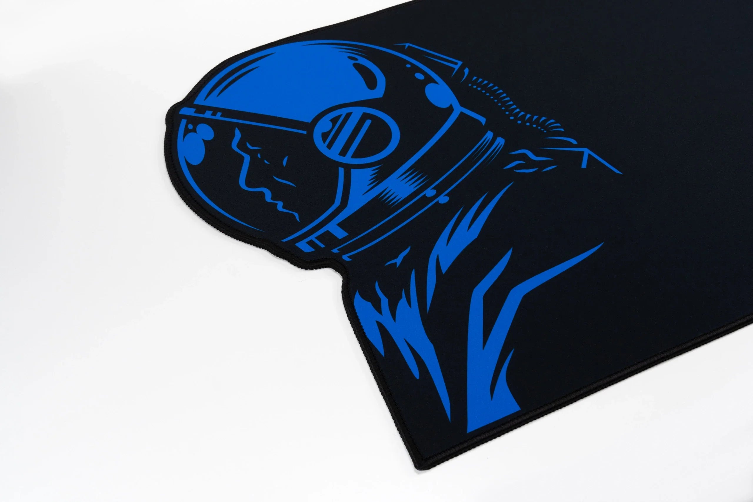 Deskmat / podkładka pod mysz QwertyKey Spaceman Neregulat 4 mm obszyte krawędzie