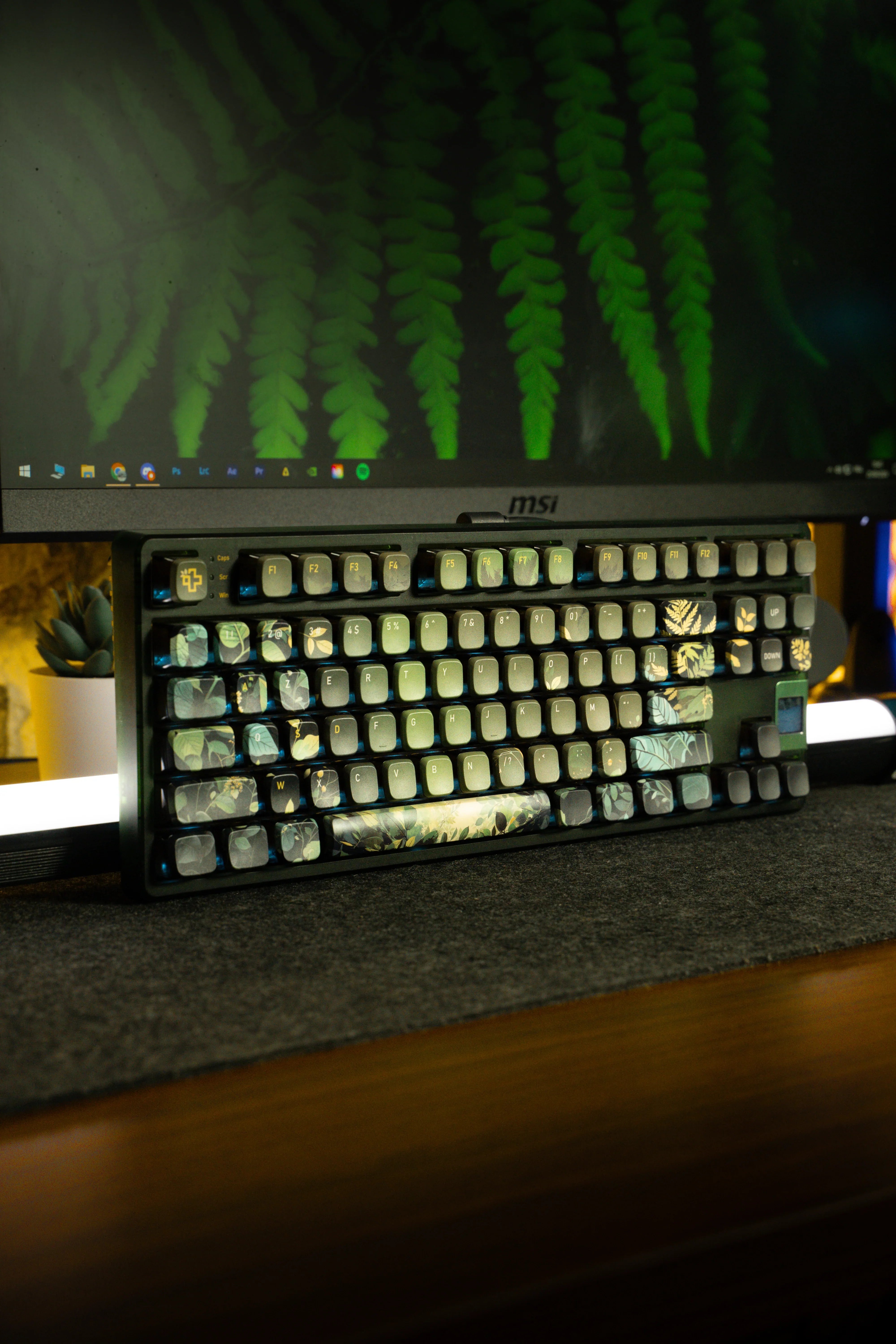 QwertyKey80 Leaf - bezprzewodowa klawiatura mechaniczna gamingowa, Hotswap, RGB, QMK/VIA, gasket mount, z ekranem