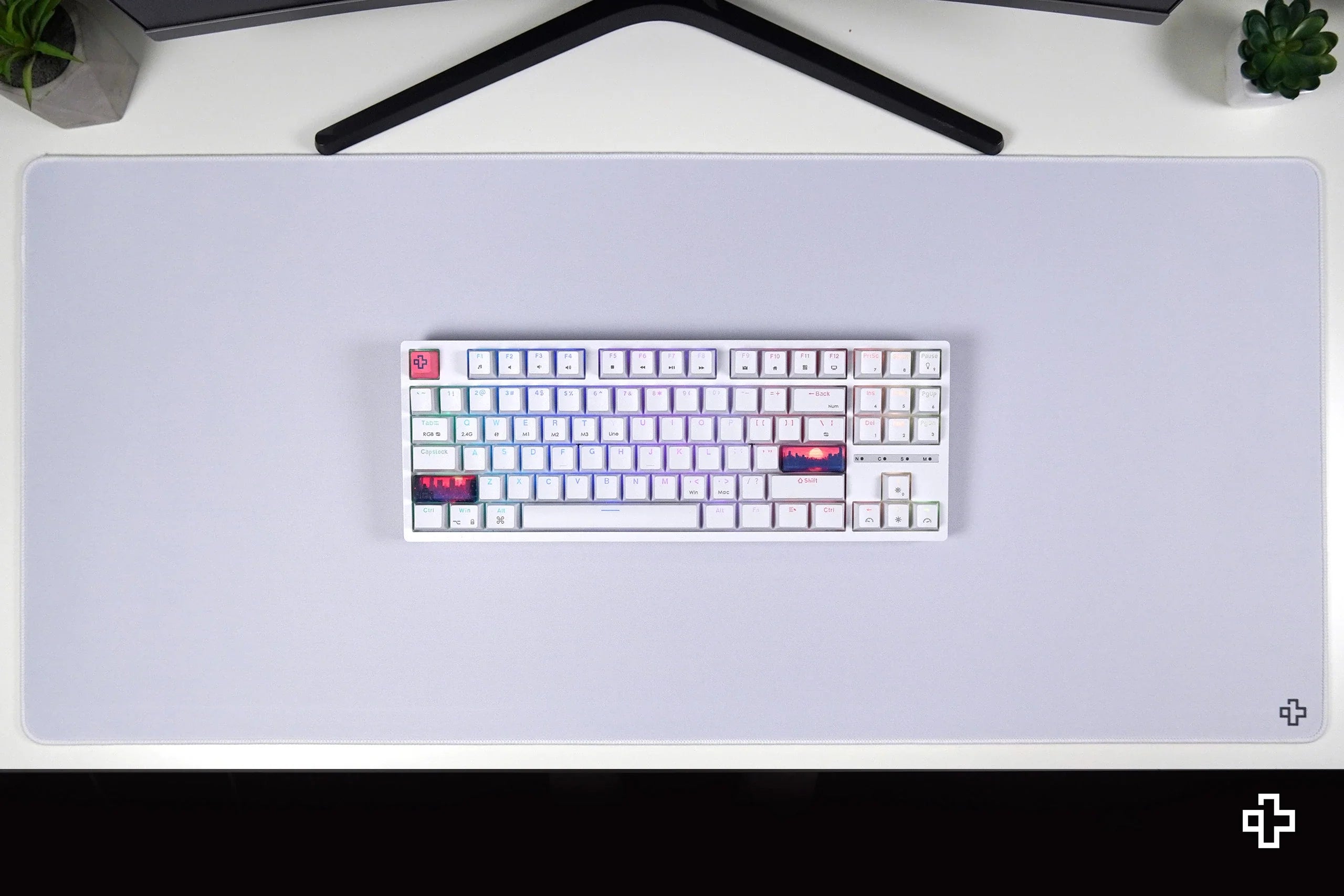 Deskmat / podkładka pod mysz QwertyKey biała Classic prosta 4 mm obszyte krawędzie