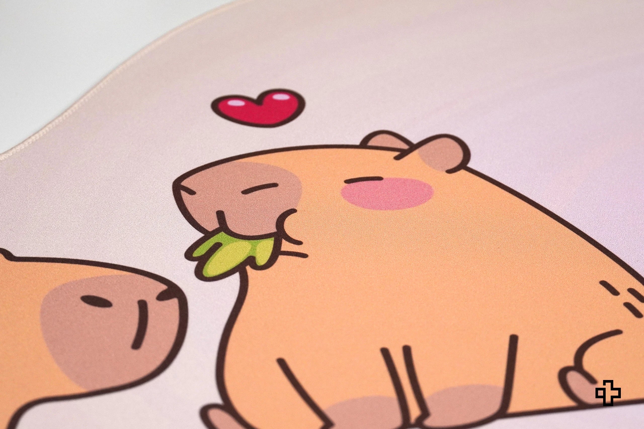 Deskmat / podkładka pod mysz QwertyKey Capybara 4 mm obszyte krawędzie