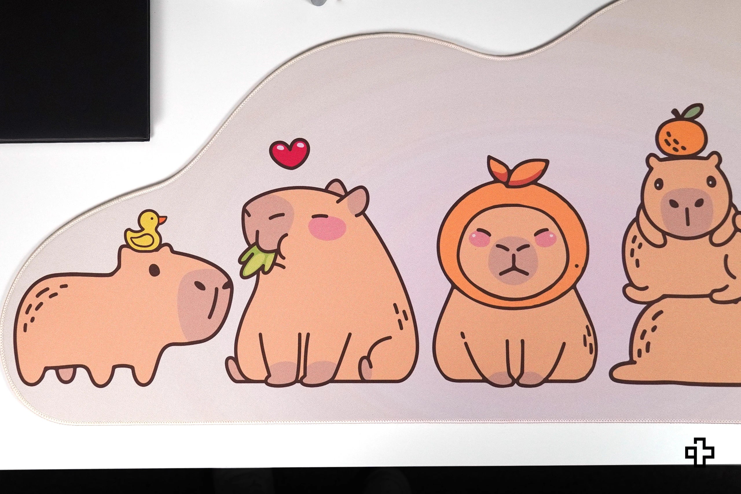 Deskmat / podkładka pod mysz QwertyKey Capybara 4 mm obszyte krawędzie