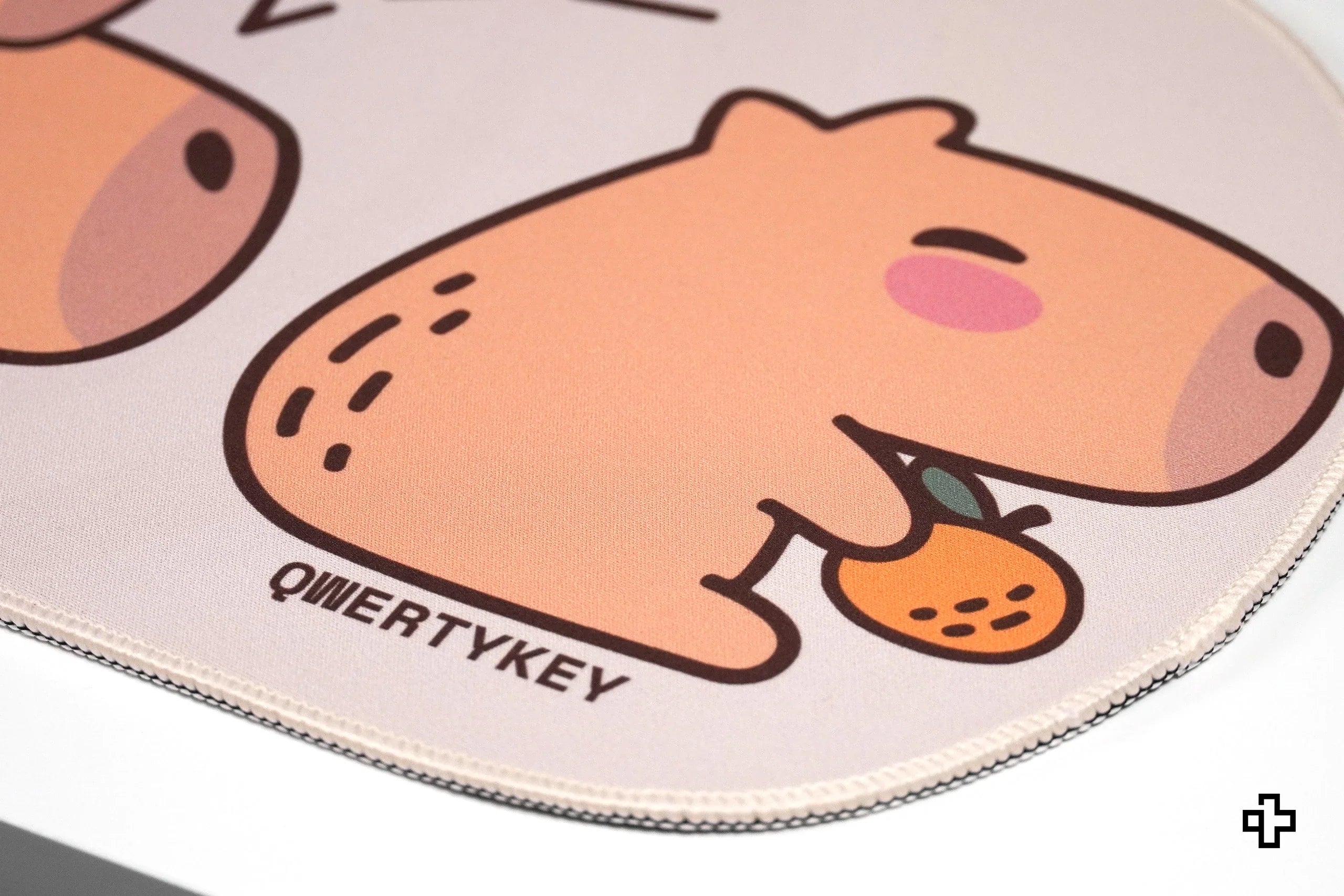 Deskmat / podkładka pod mysz QwertyKey Capybara 4 mm obszyte krawędzie