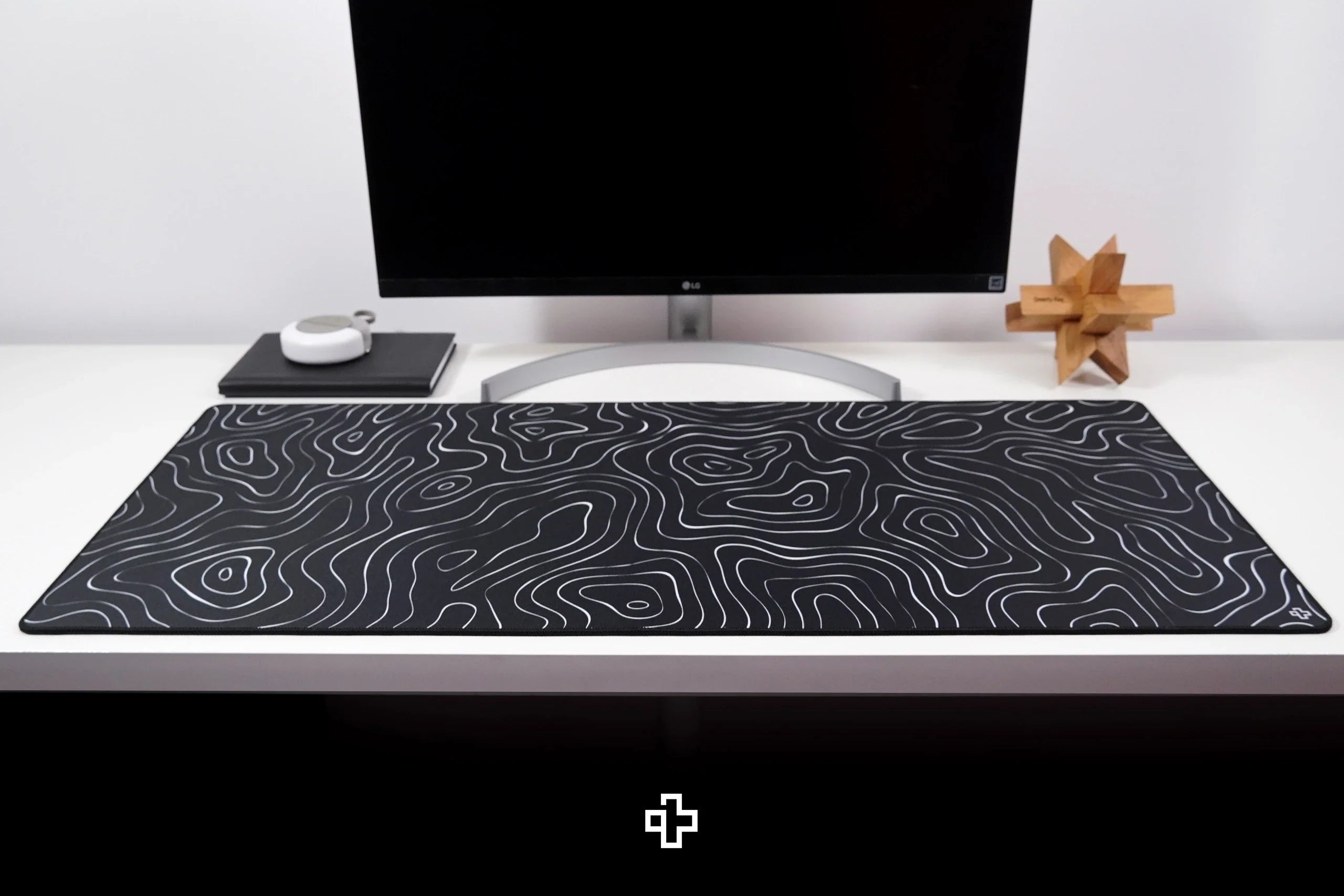 Deskmat / podkładka pod mysz QwertyKey Topographic czarna 4 mm obszyte krawędzie