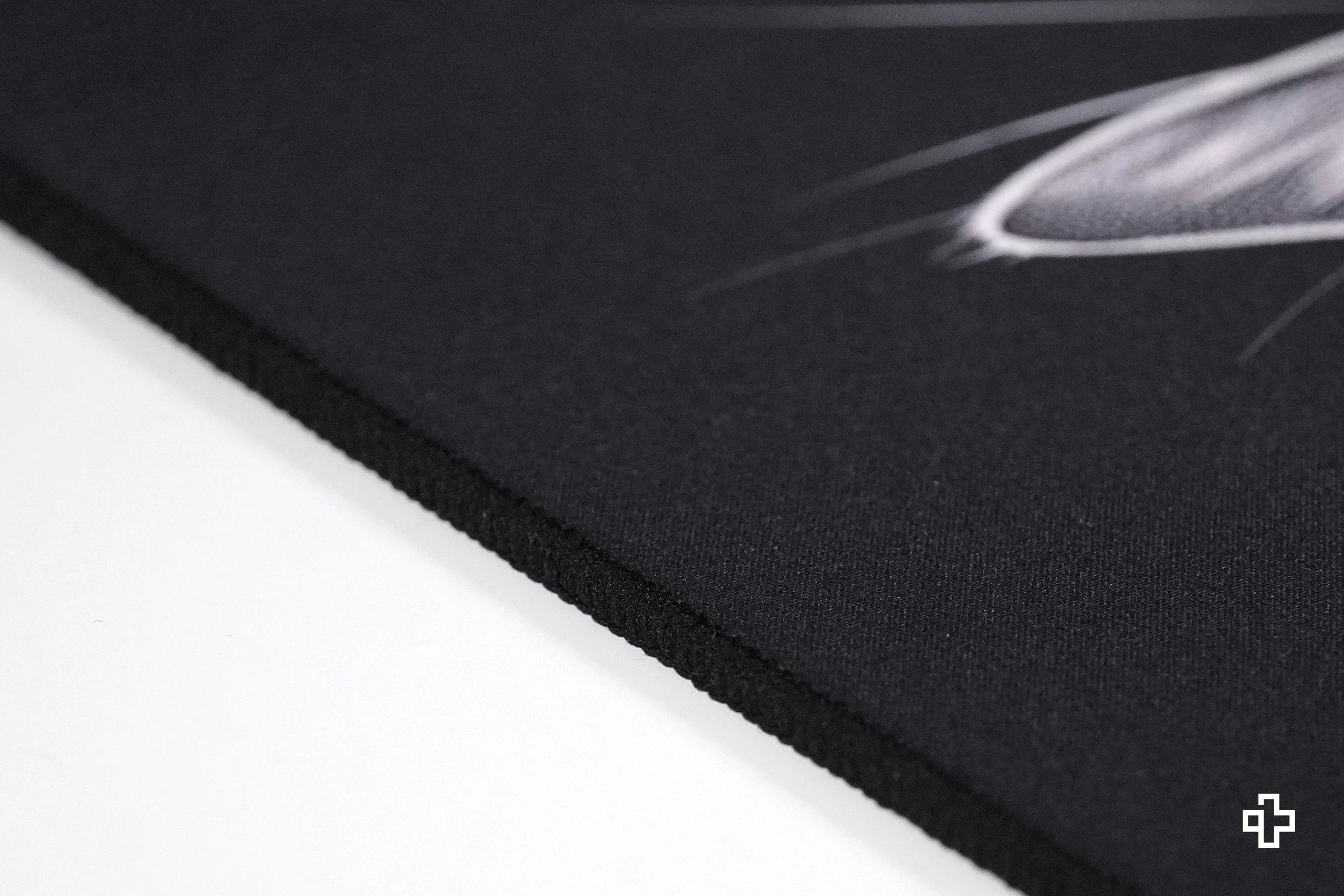 Deskmat / podkładka pod mysz QwertyKey czarna Cat 4 mm obszyte krawędzie