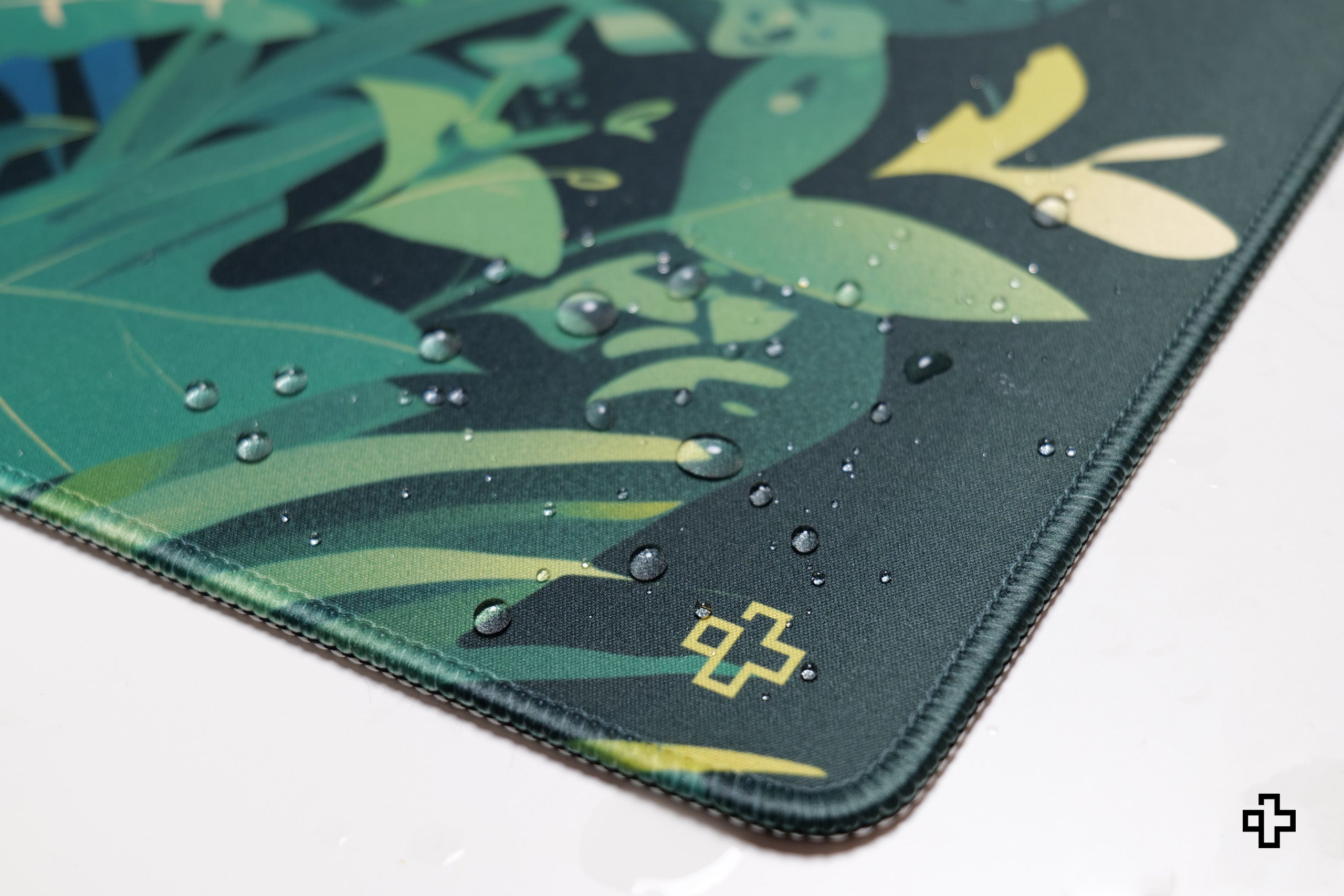 Deskmat QwertyKey Leaf, 4 mm, obszyte krawędzie