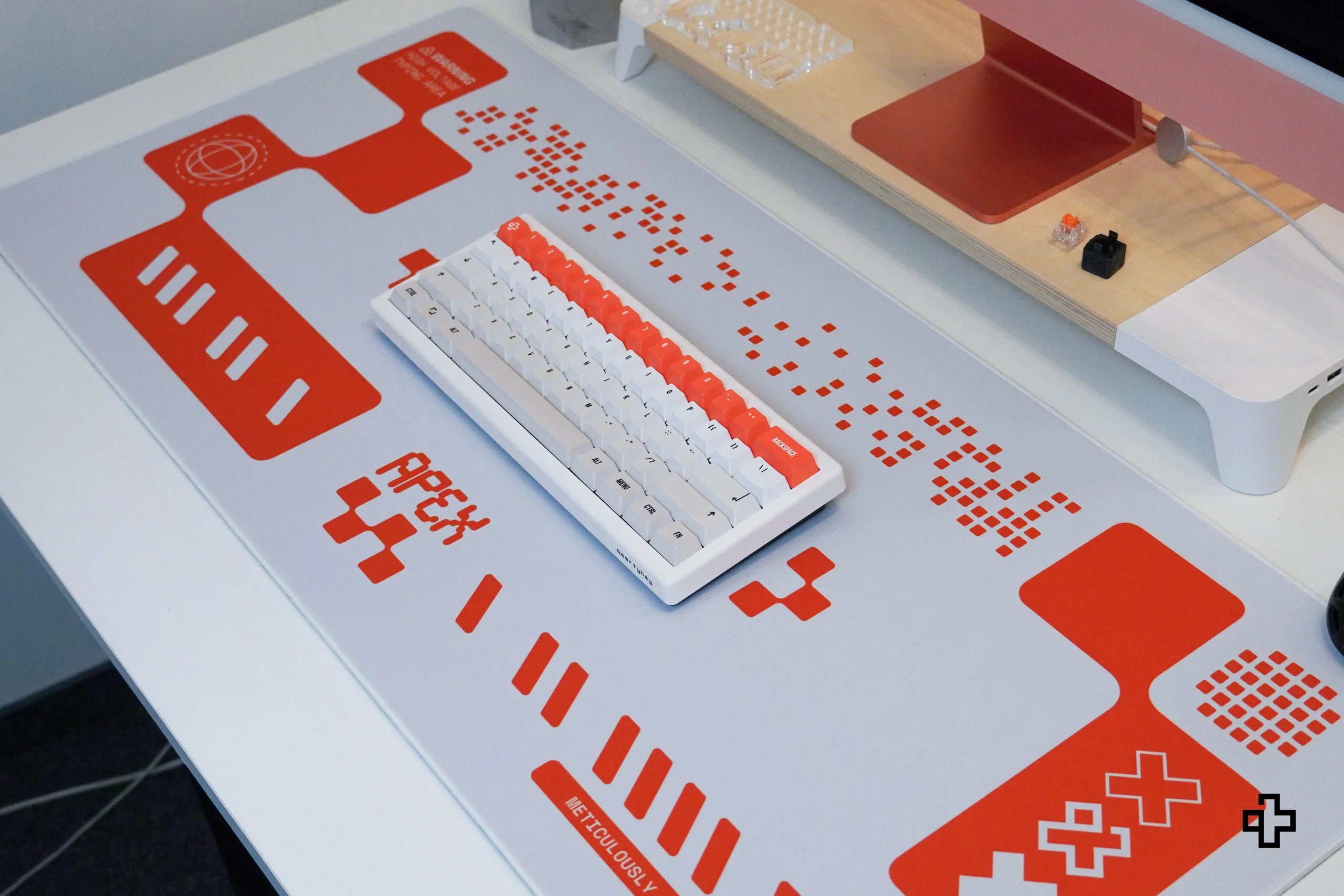 Deskmat QwertyKey Apex, 4 mm, obszyte krawędzie