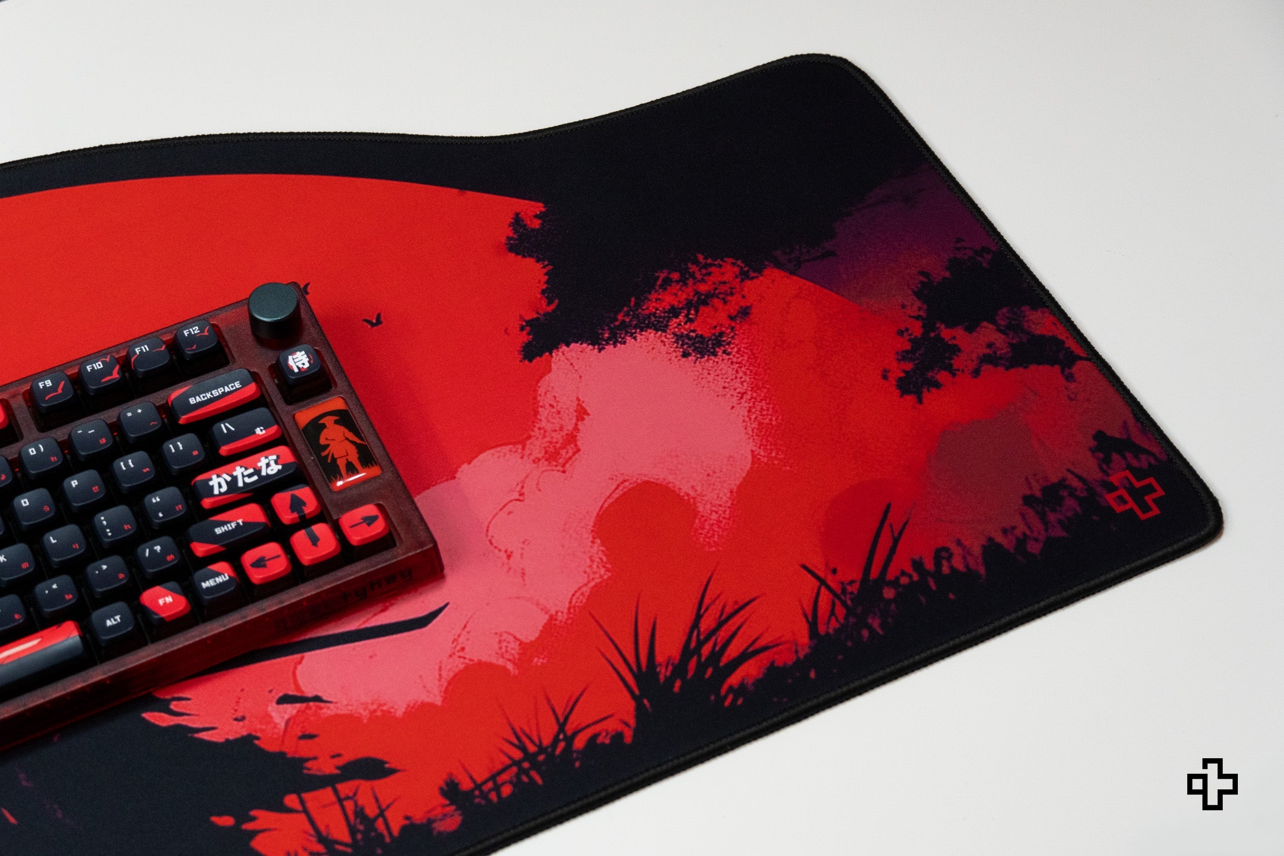 Deskmat QwertyKey Samurai, 4 mm, obszyte krawędzie