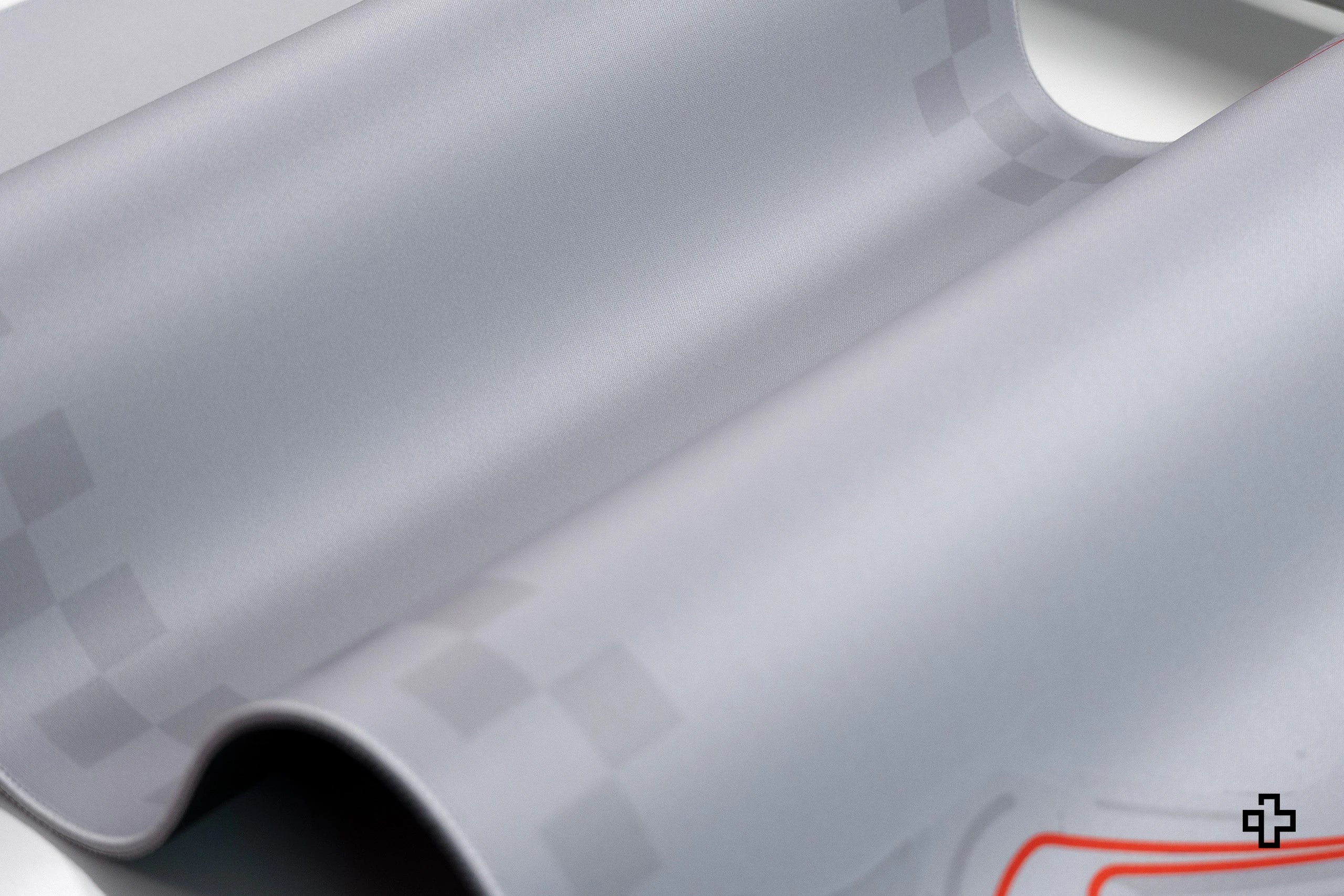 Deskmat / podkładka pod mysz Formula Silver Circuit, 4 mm, obszyte krawędzie