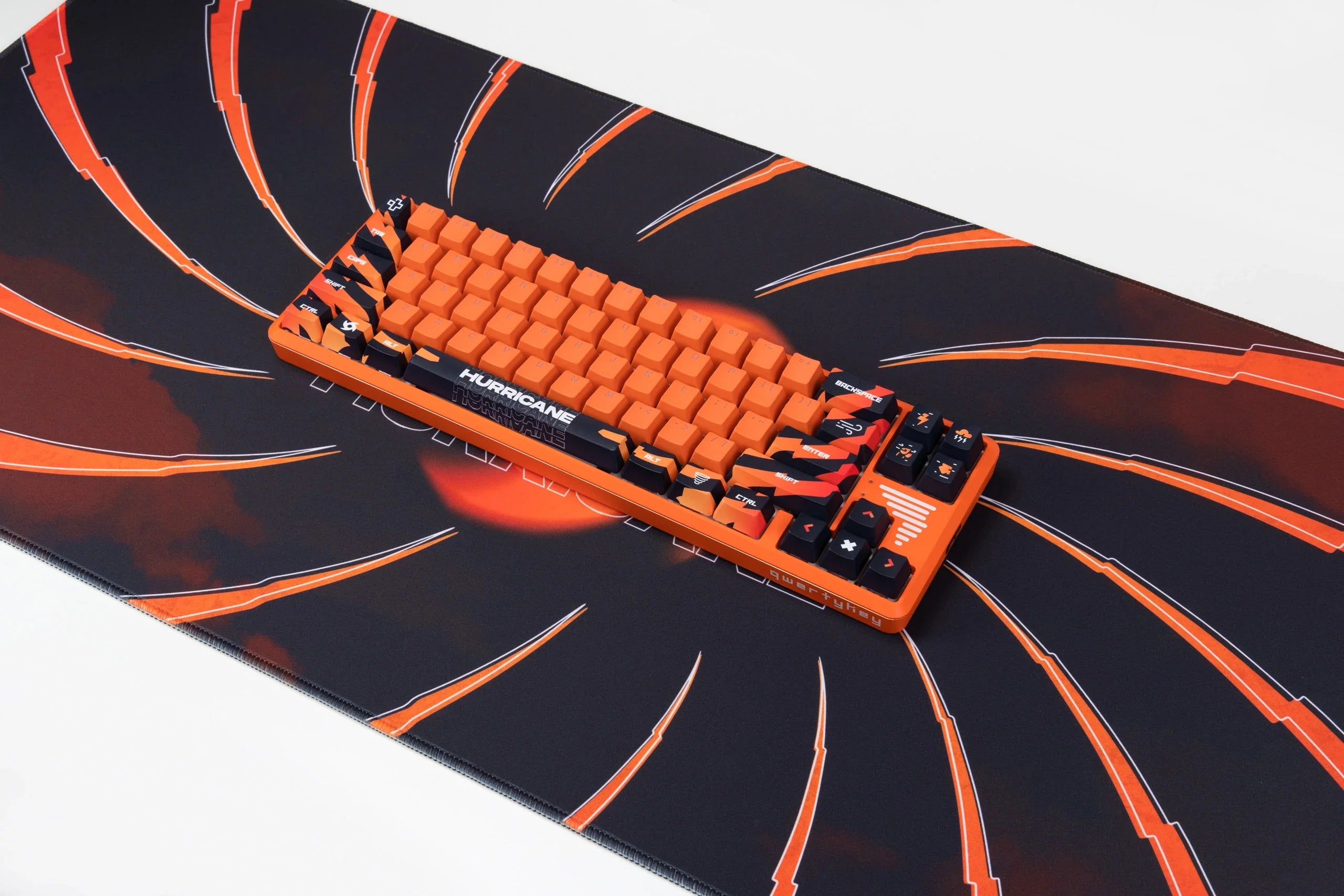 Deskmat / podkładka pod mysz QwertyKey Hurricane 4 mm obszyte krawędzie