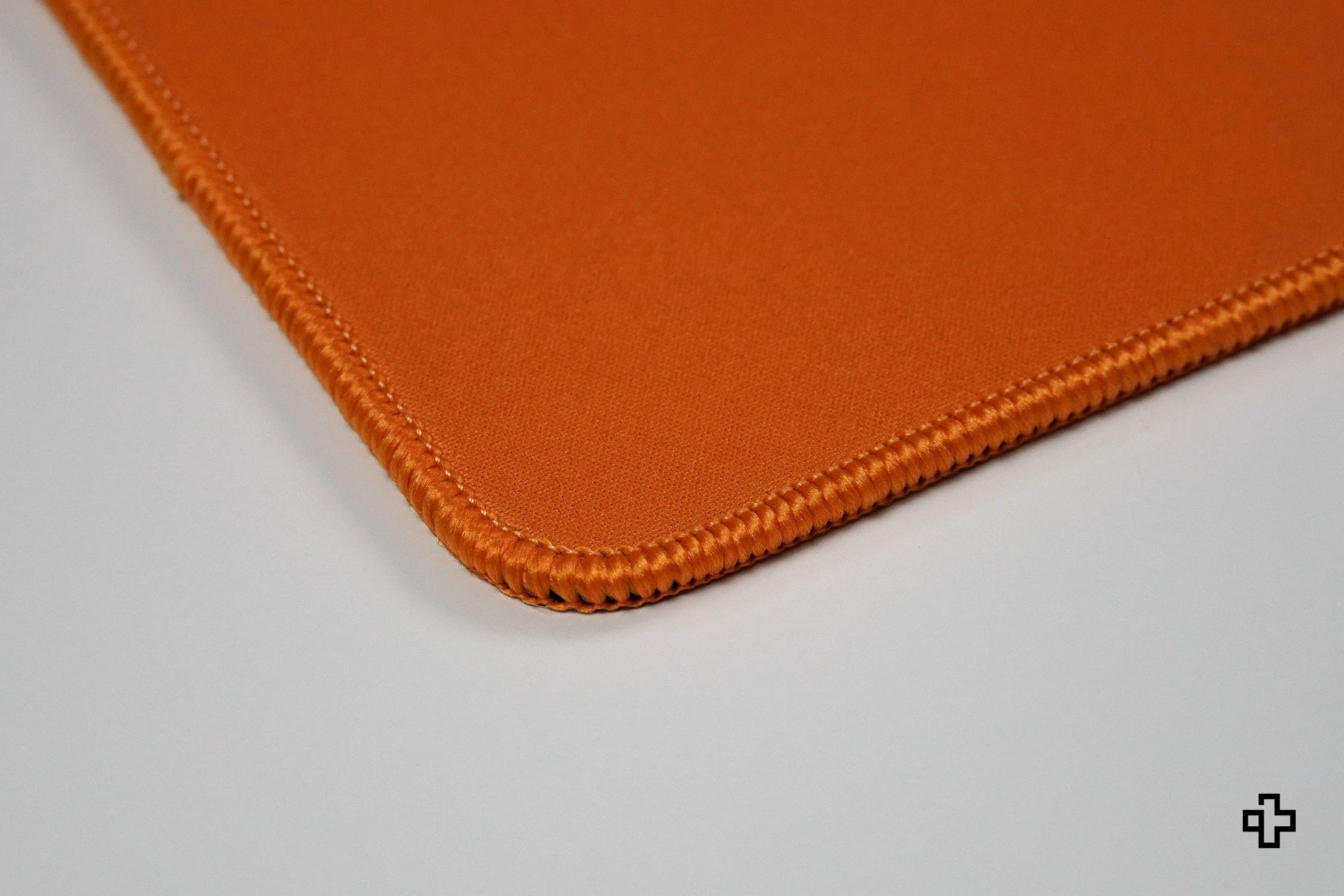 Deskmat / podkładka pod mysz QwertyKey x ClipFixTV 4 mm obszyte krawędzie