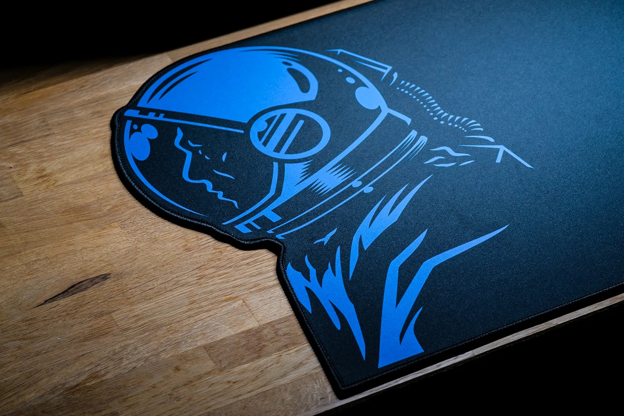 Deskmat / podkładka pod mysz QwertyKey Spaceman Neregulat 4 mm obszyte krawędzie