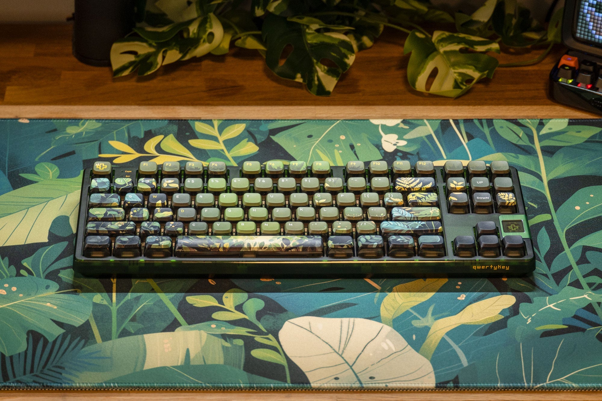 QwertyKey80 Leaf - bezprzewodowa klawiatura mechaniczna gamingowa, Hotswap, RGB, QMK/VIA, gasket mount, z ekranem