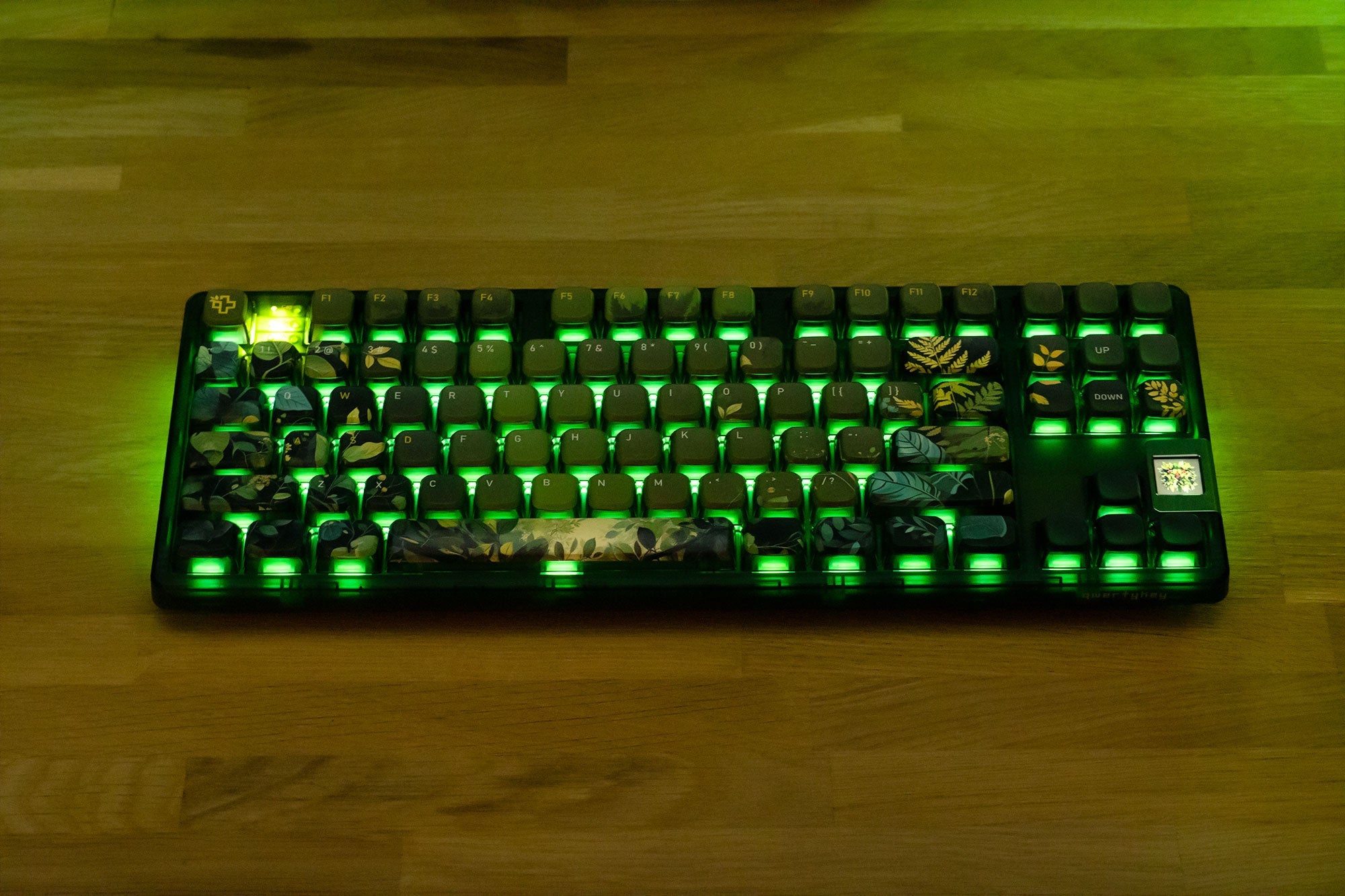 QwertyKey80 Leaf - bezprzewodowa klawiatura mechaniczna gamingowa, Hotswap, RGB, QMK/VIA, gasket mount, z ekranem