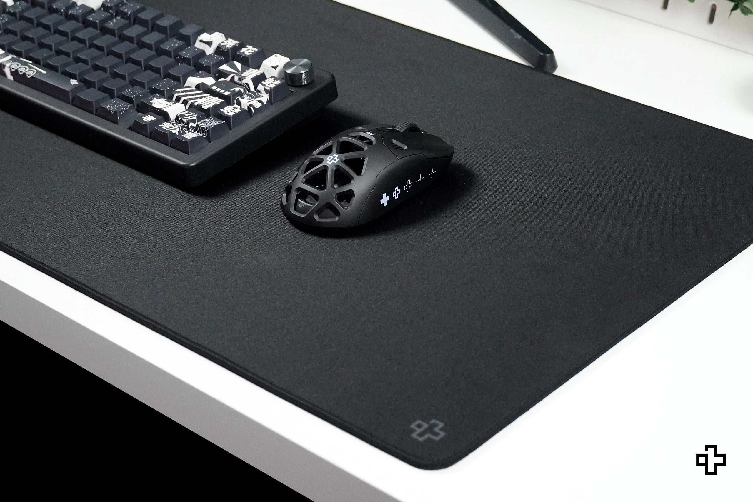 Deskmat / podkładka pod mysz QwertyKey czarna Classic prosta 4 mm obszyte krawędzie