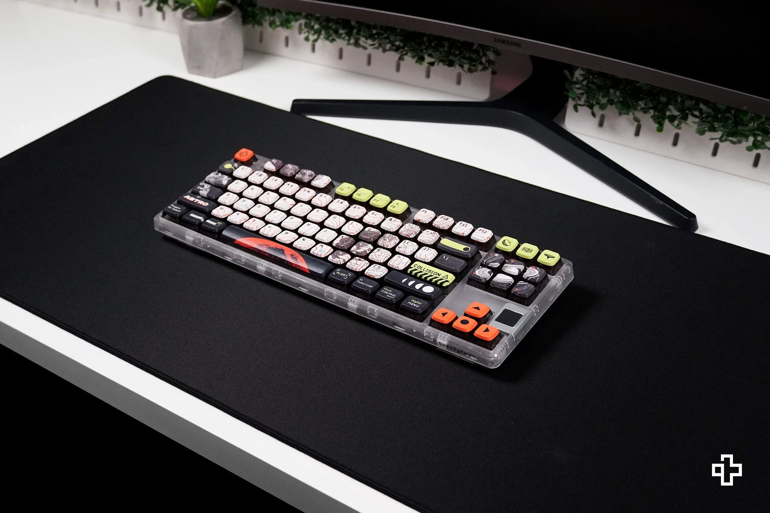 Deskmat / podkładka pod mysz QwertyKey czarna Classic prosta 4 mm obszyte krawędzie