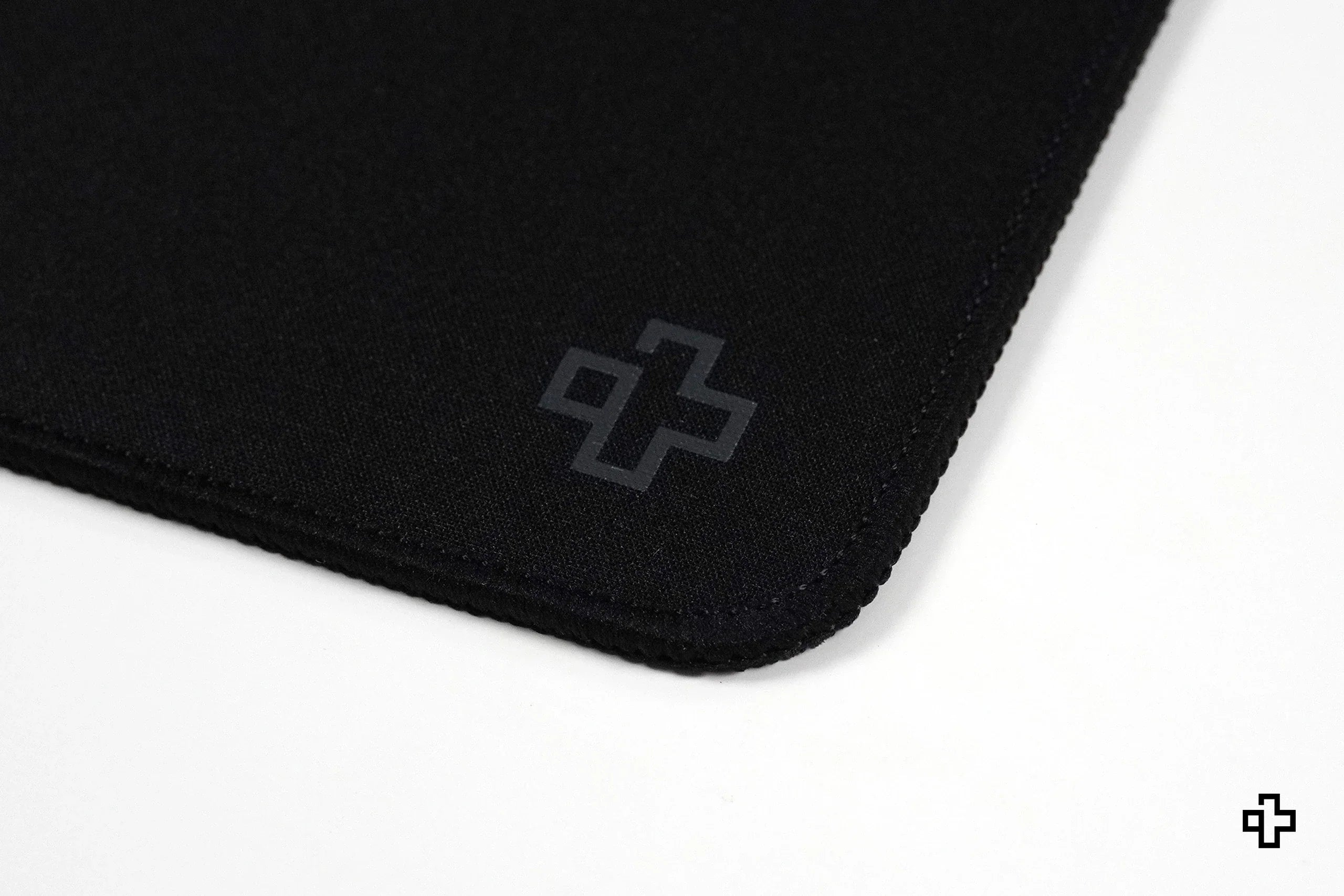 Deskmat / podkładka pod mysz QwertyKey czarna Classic prosta 4 mm obszyte krawędzie