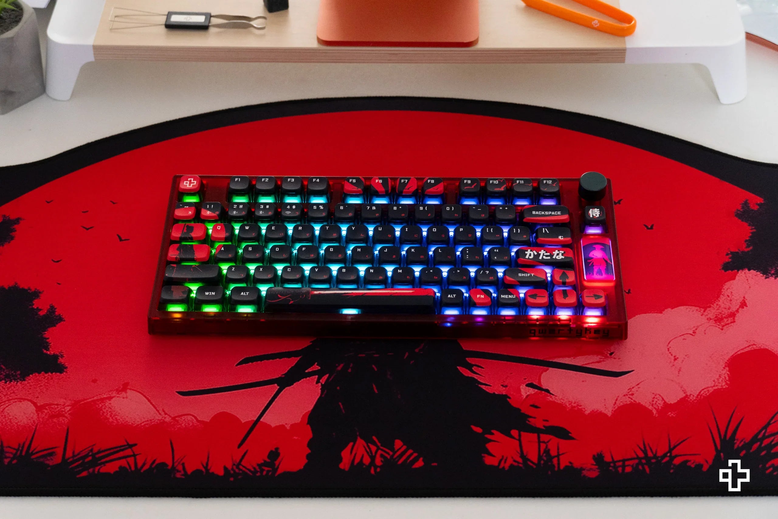 Deskmat QwertyKey Samurai, 4 mm, obszyte krawędzie