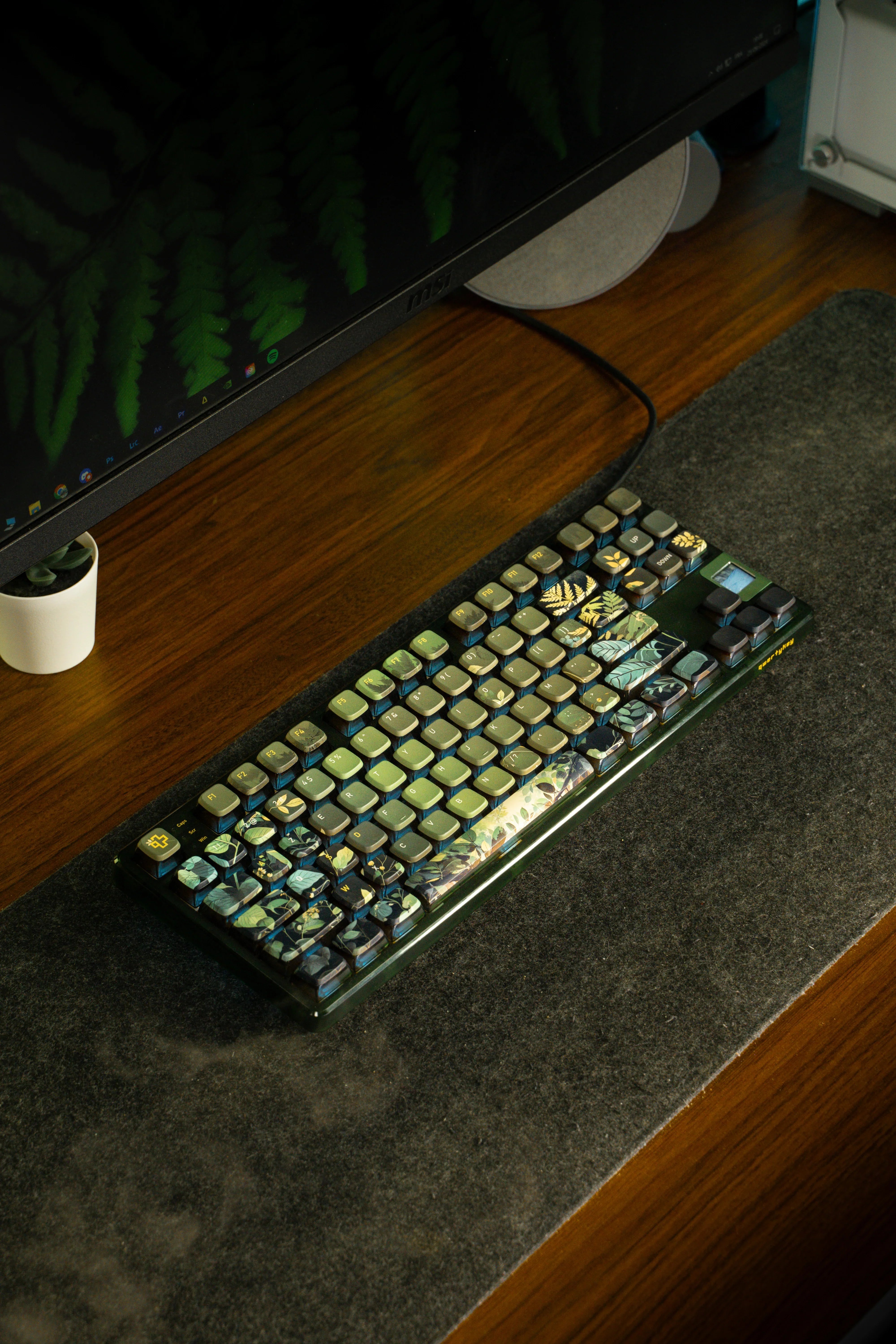 QwertyKey80 Leaf - bezprzewodowa klawiatura mechaniczna gamingowa, Hotswap, RGB, QMK/VIA, gasket mount, z ekranem