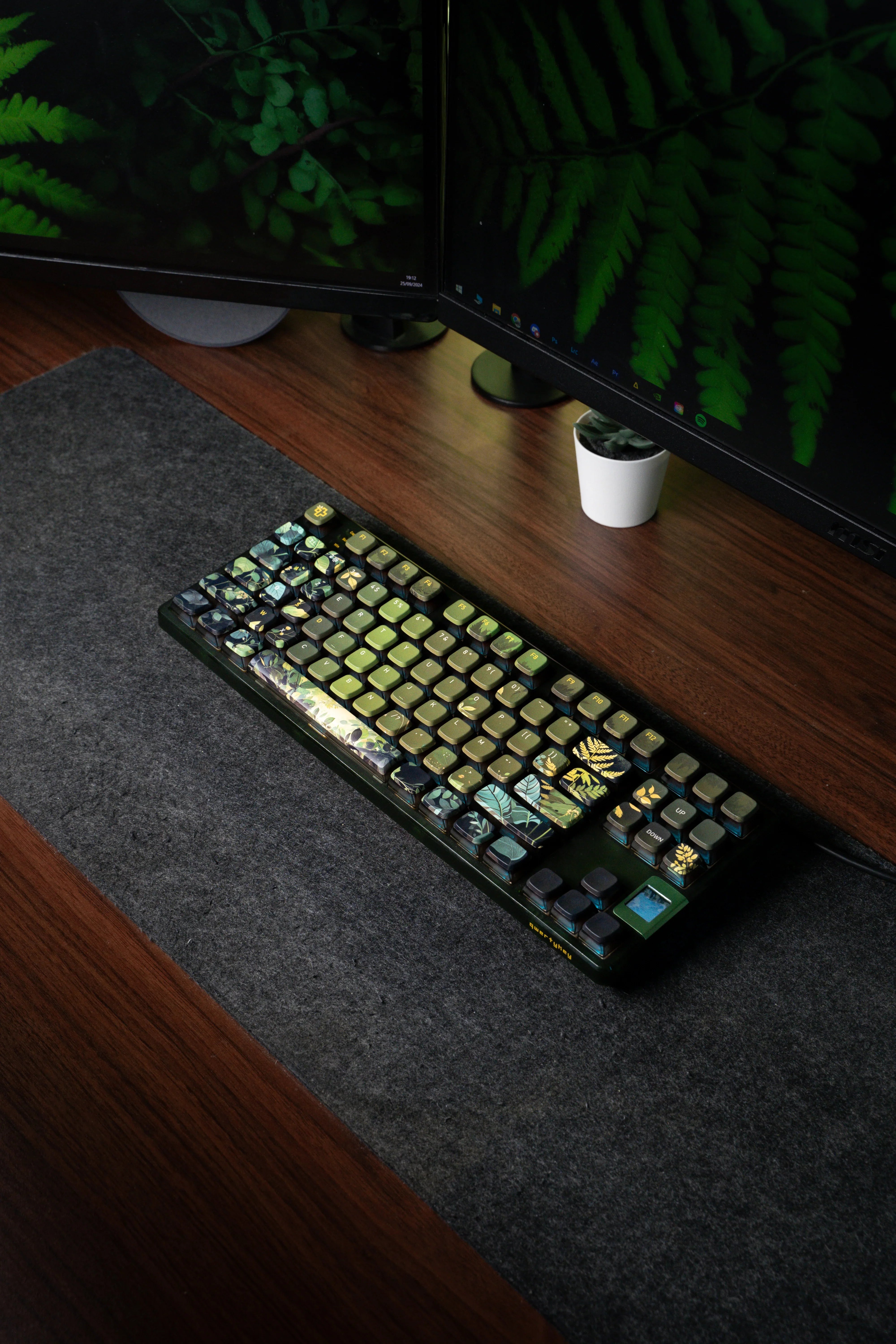 QwertyKey80 Leaf - bezprzewodowa klawiatura mechaniczna gamingowa, Hotswap, RGB, QMK/VIA, gasket mount, z ekranem