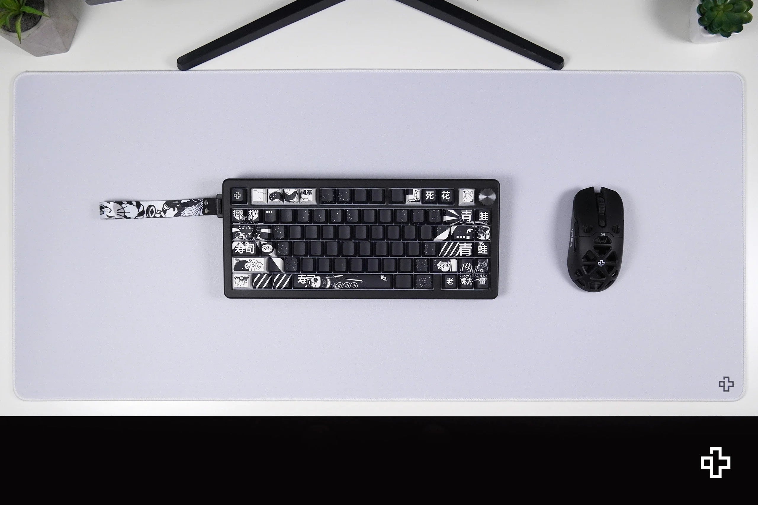 Deskmat / podkładka pod mysz QwertyKey biała Classic prosta 4 mm obszyte krawędzie