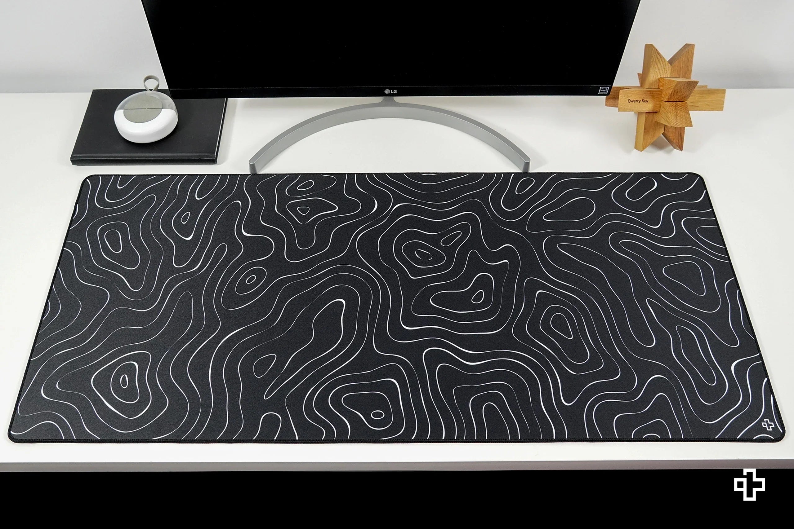 Deskmat / podkładka pod mysz QwertyKey Topographic czarna 4 mm obszyte krawędzie