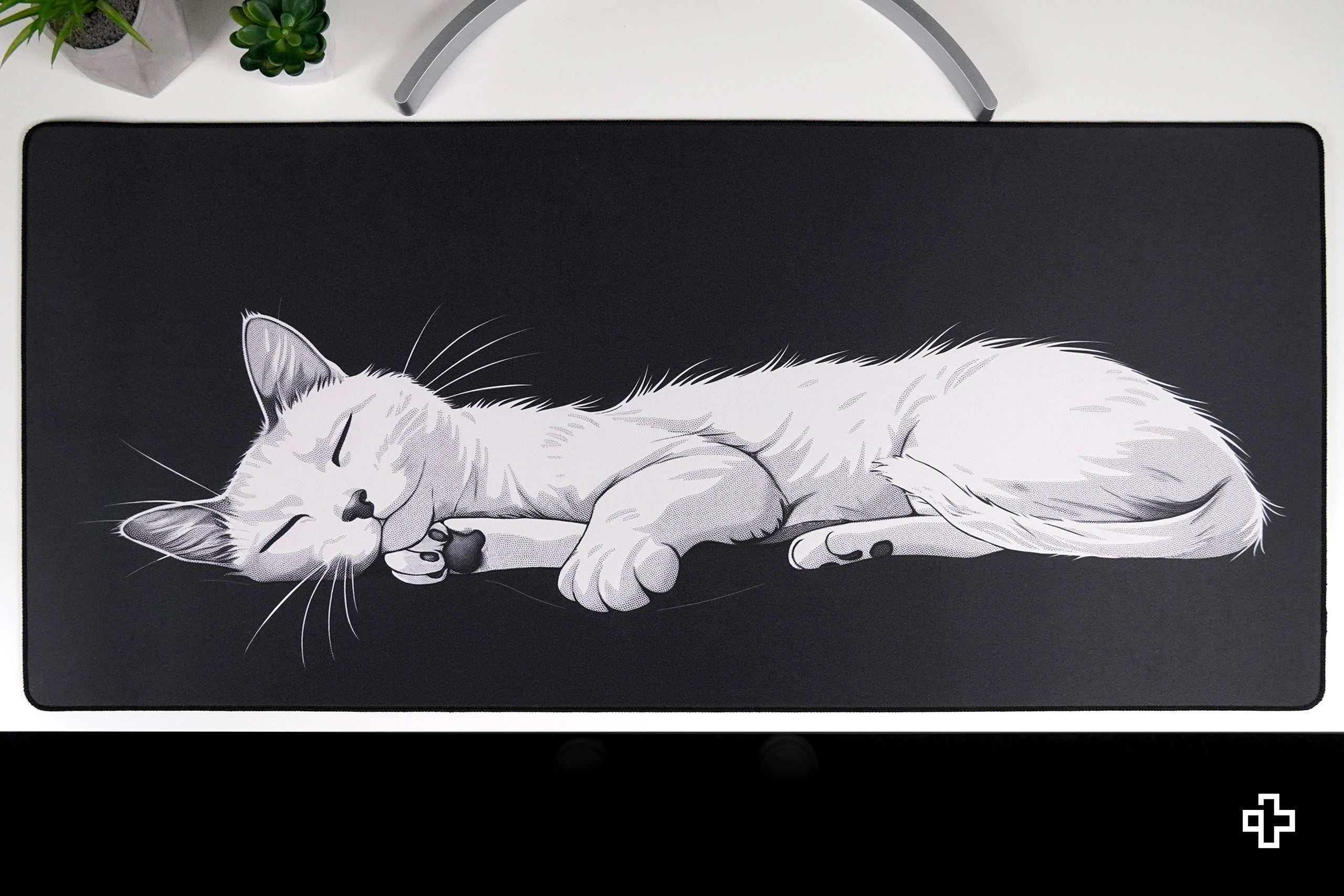 Deskmat / podkładka pod mysz QwertyKey czarna Cat 4 mm obszyte krawędzie