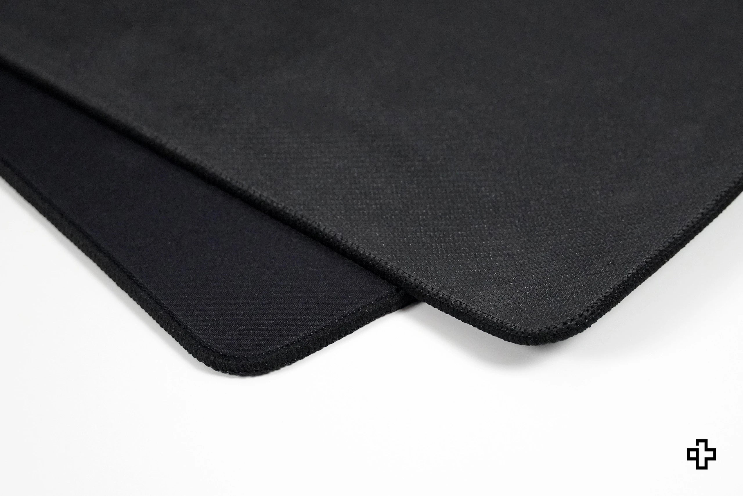 Deskmat / podkładka pod mysz QwertyKey czarna Cat 4 mm obszyte krawędzie