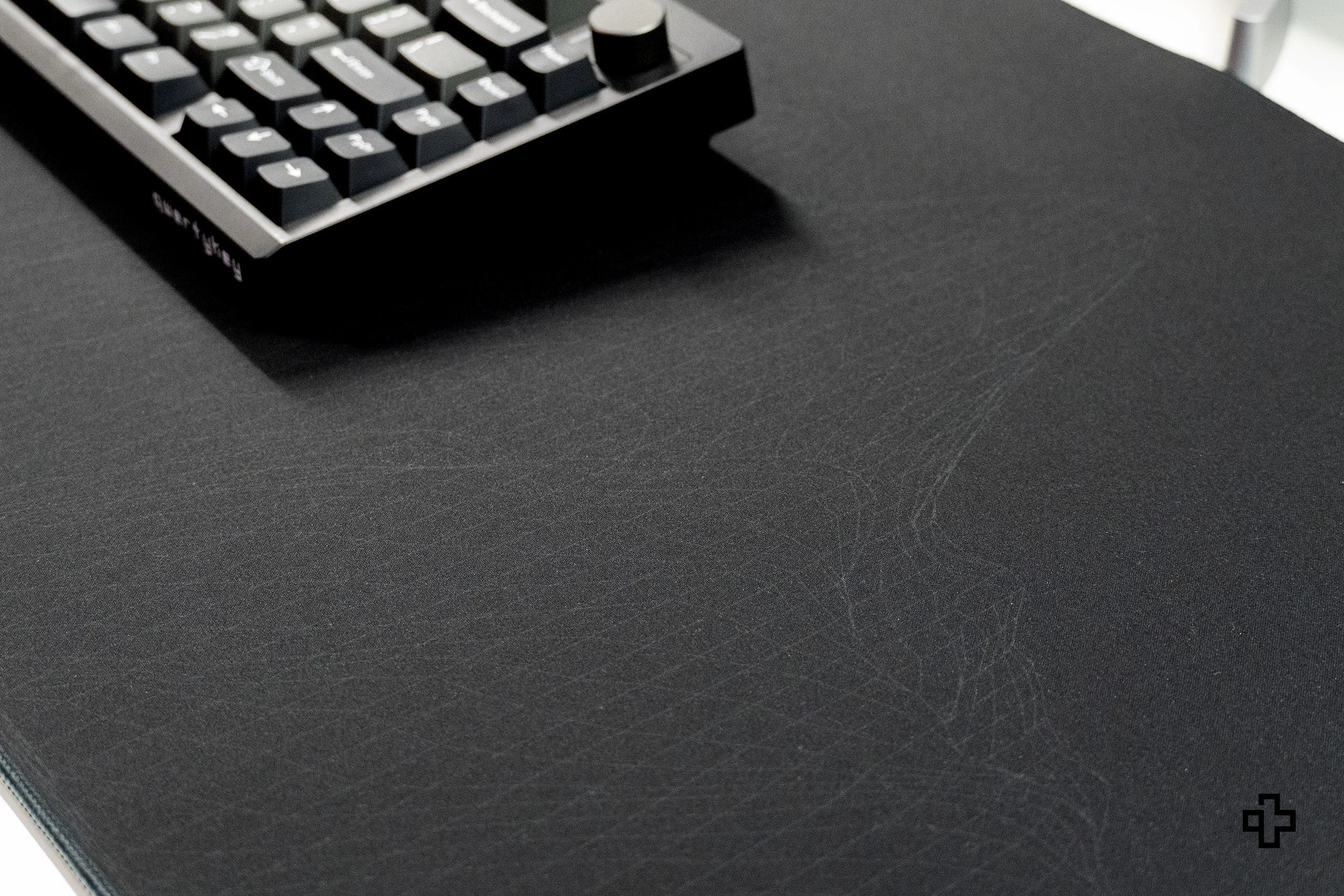 Deskmat / podkładka pod mysz Flow Dark czarna 4 mm obszyte krawędzie