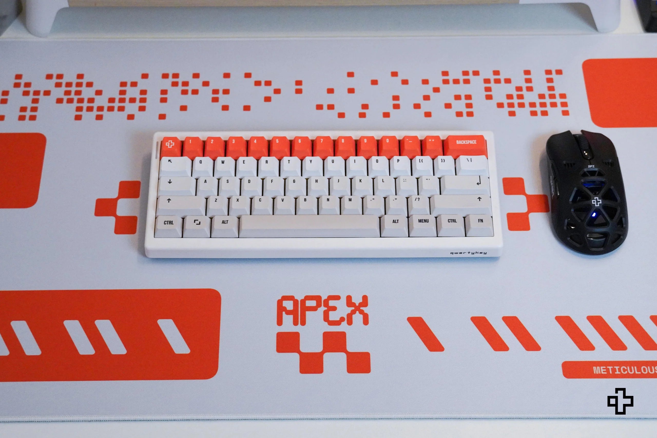 Deskmat QwertyKey Apex, 4 mm, obszyte krawędzie