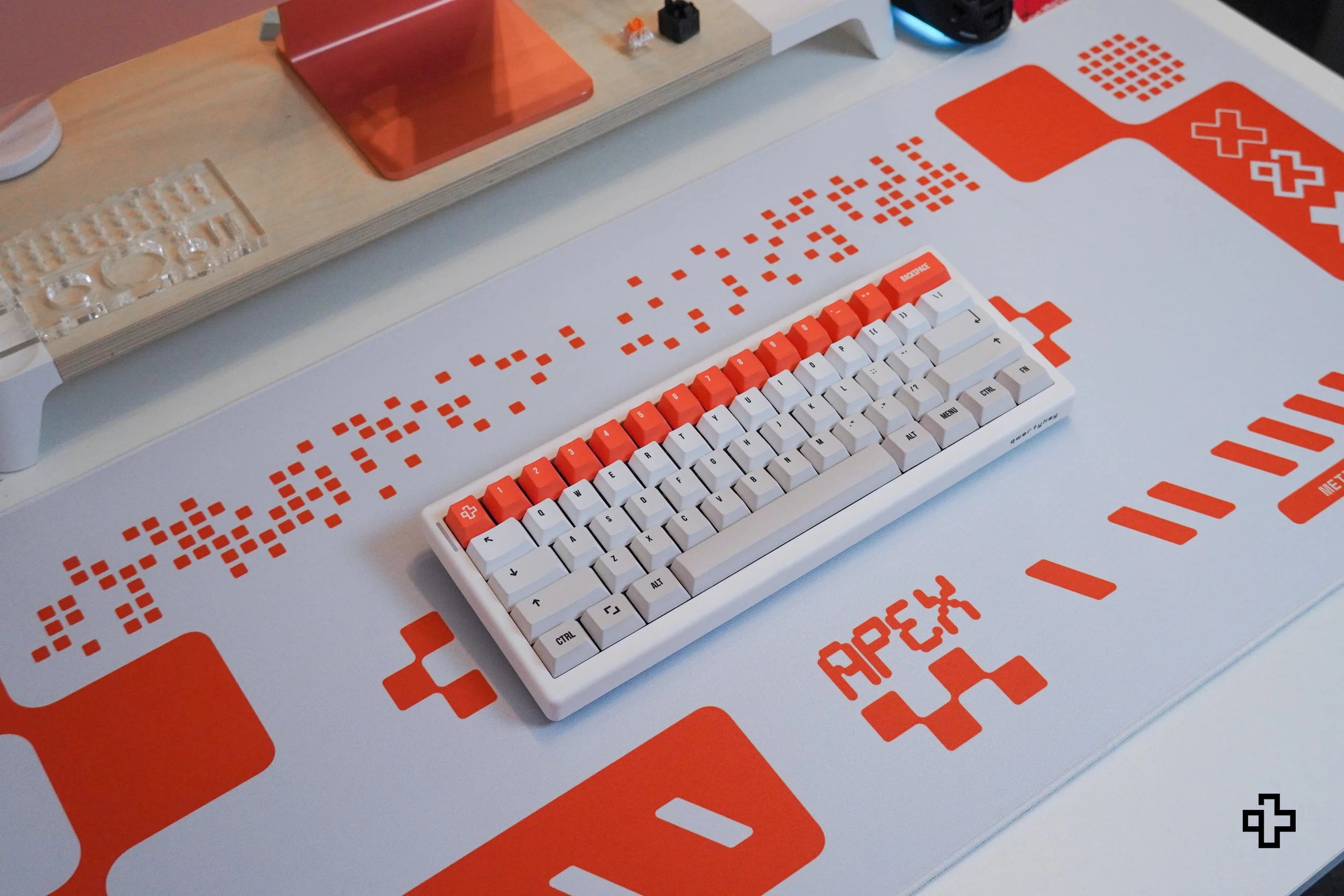 Deskmat QwertyKey Apex, 4 mm, obszyte krawędzie