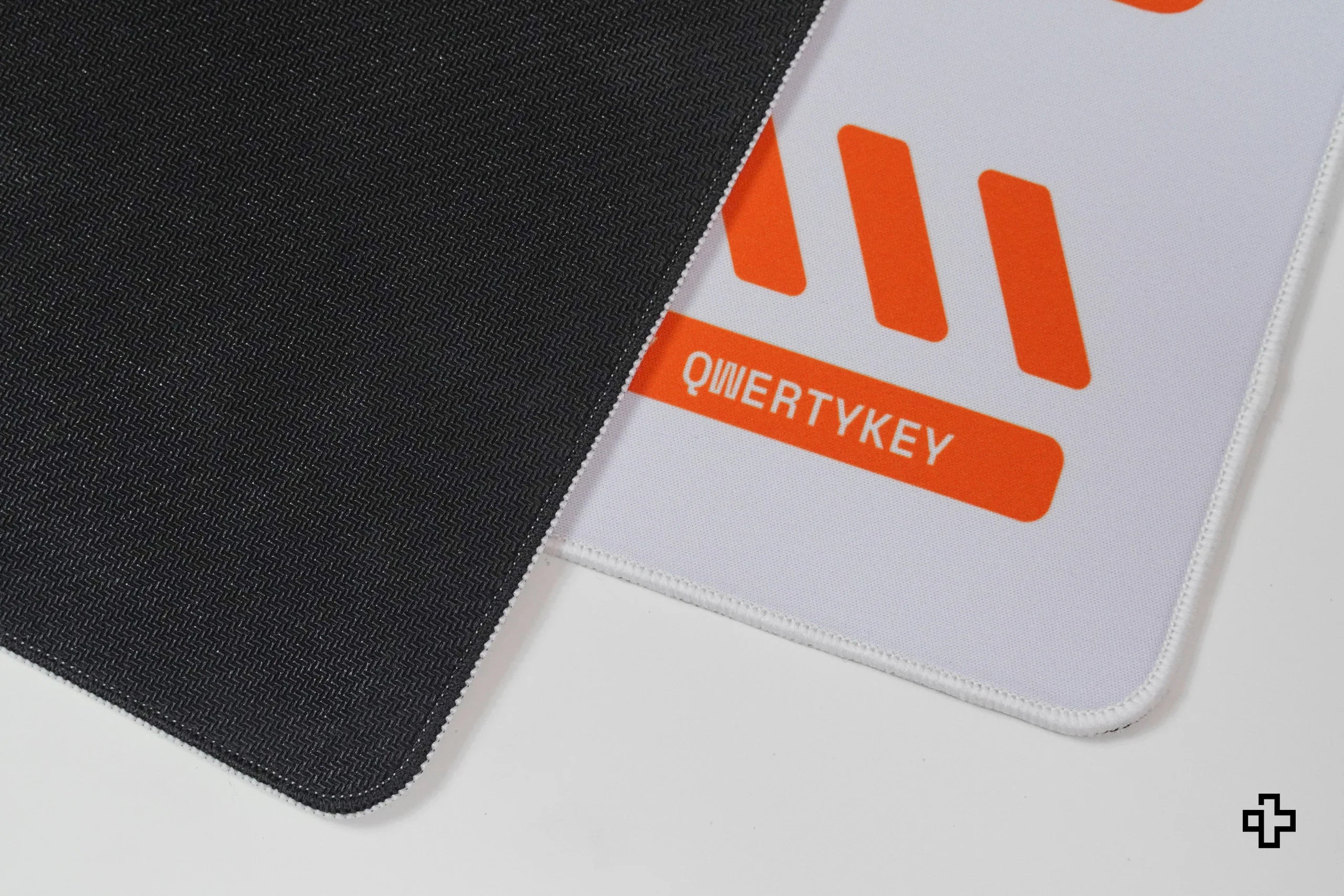 Deskmat QwertyKey Apex, 4 mm, obszyte krawędzie