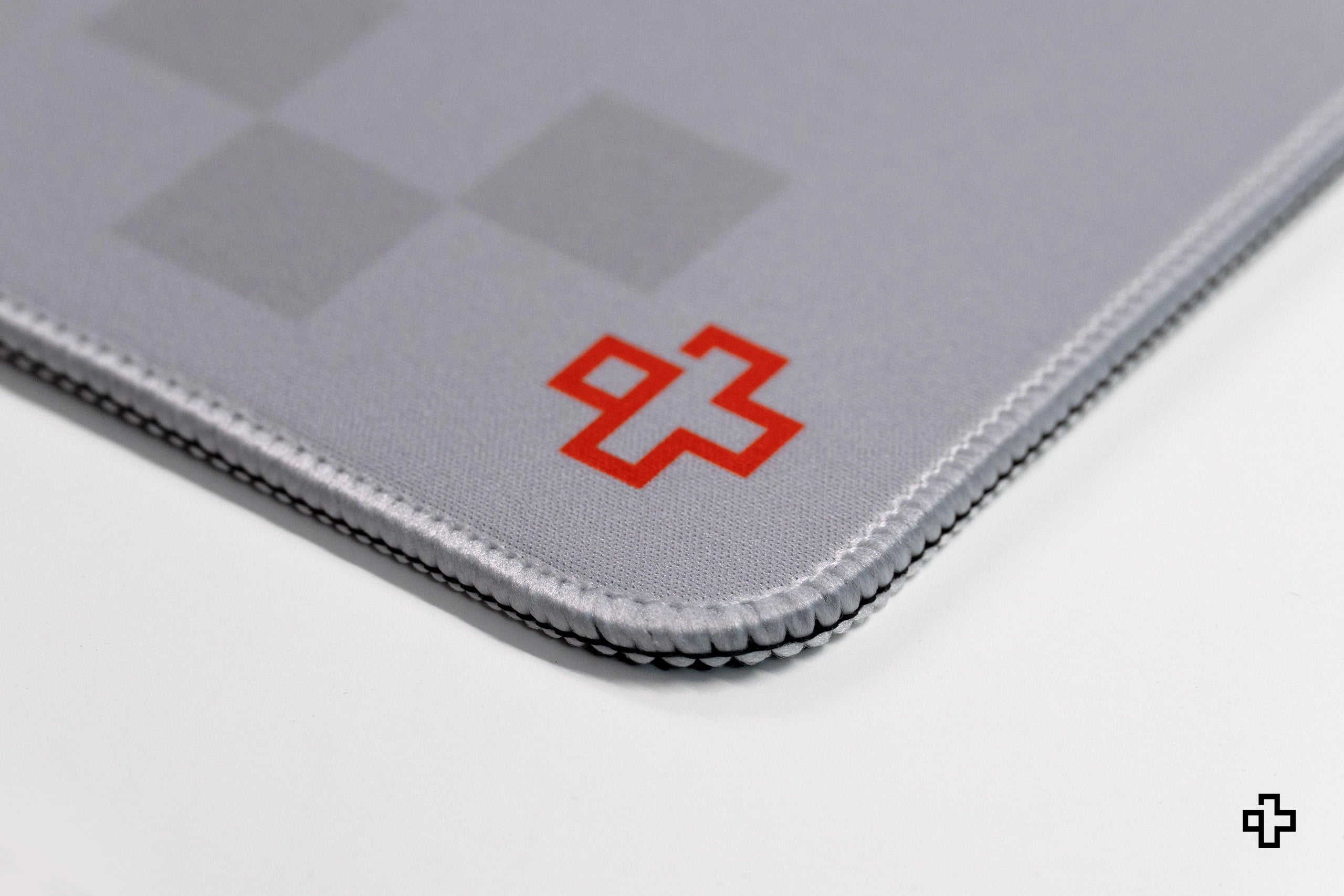 Deskmat / podkładka pod mysz Formula Silver Circuit, 4 mm, obszyte krawędzie