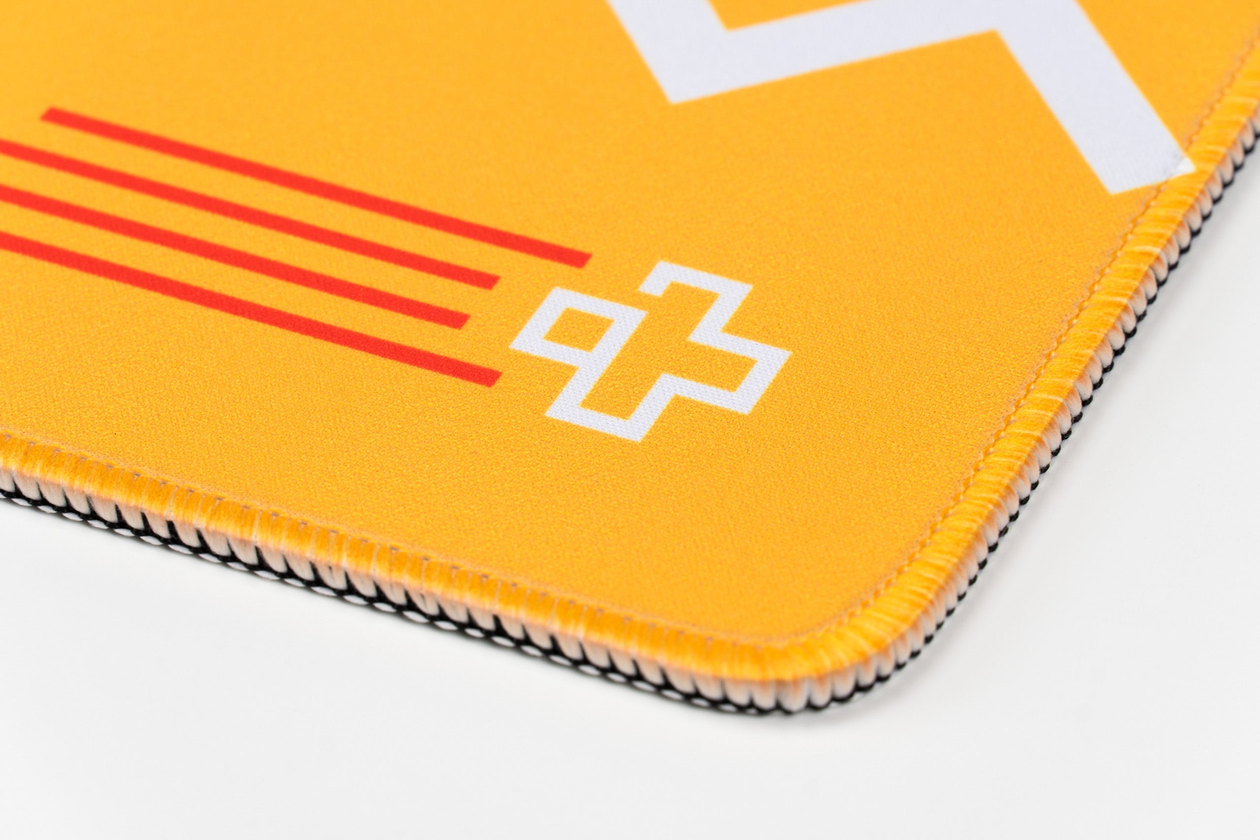 Deskmat / podkładka pod mysz QwertyKey Metric 4 mm obszyte krawędzie